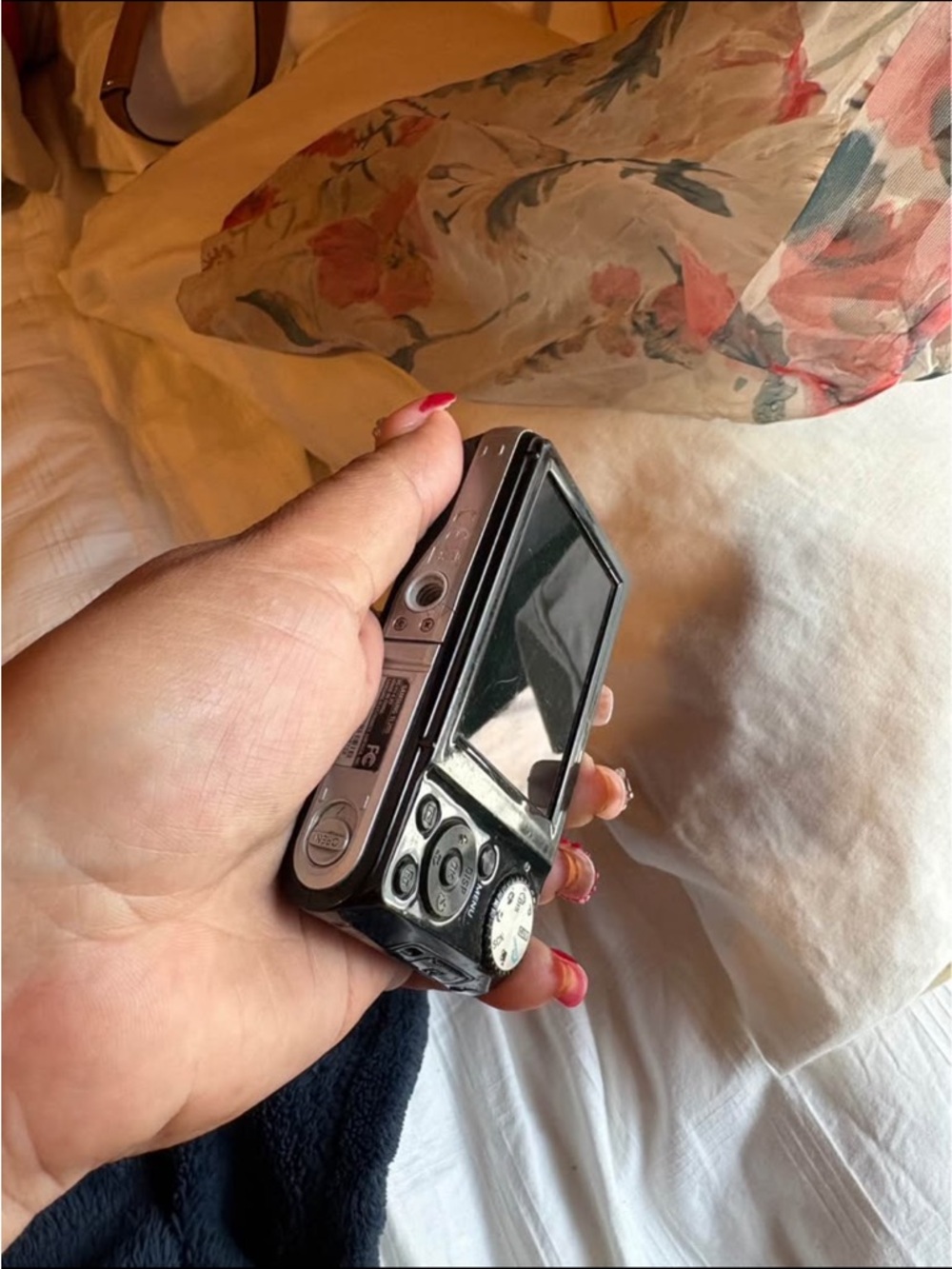 Samsung Glossy Black Compact Point-and-Shoot Camera - Picture 2 of 3